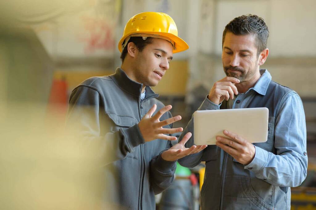 técnicos de mantenimiento con tableta